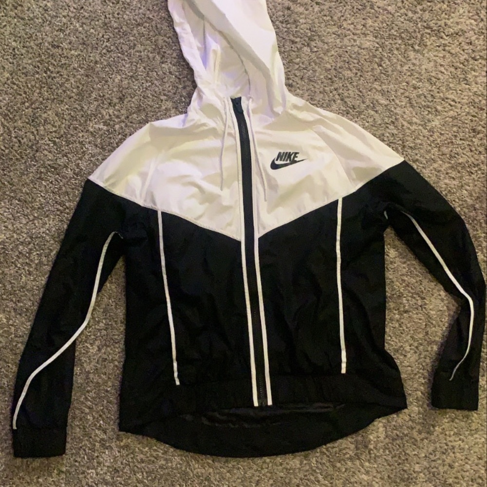 Women’s Nike black and white wind breaker